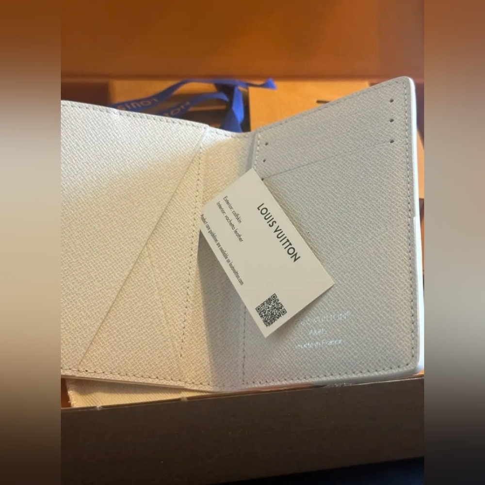 Louis Vuitton White Ski Scene Passport Cover - Picture 5 of 6